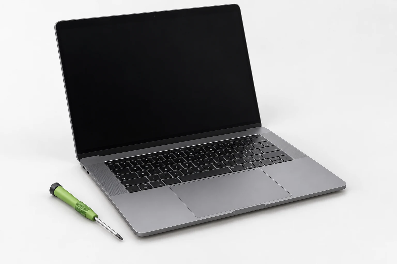 Portátil tipo MacBook con herramienta de precisión. Imagen ilustrativa del servicio de reparación.