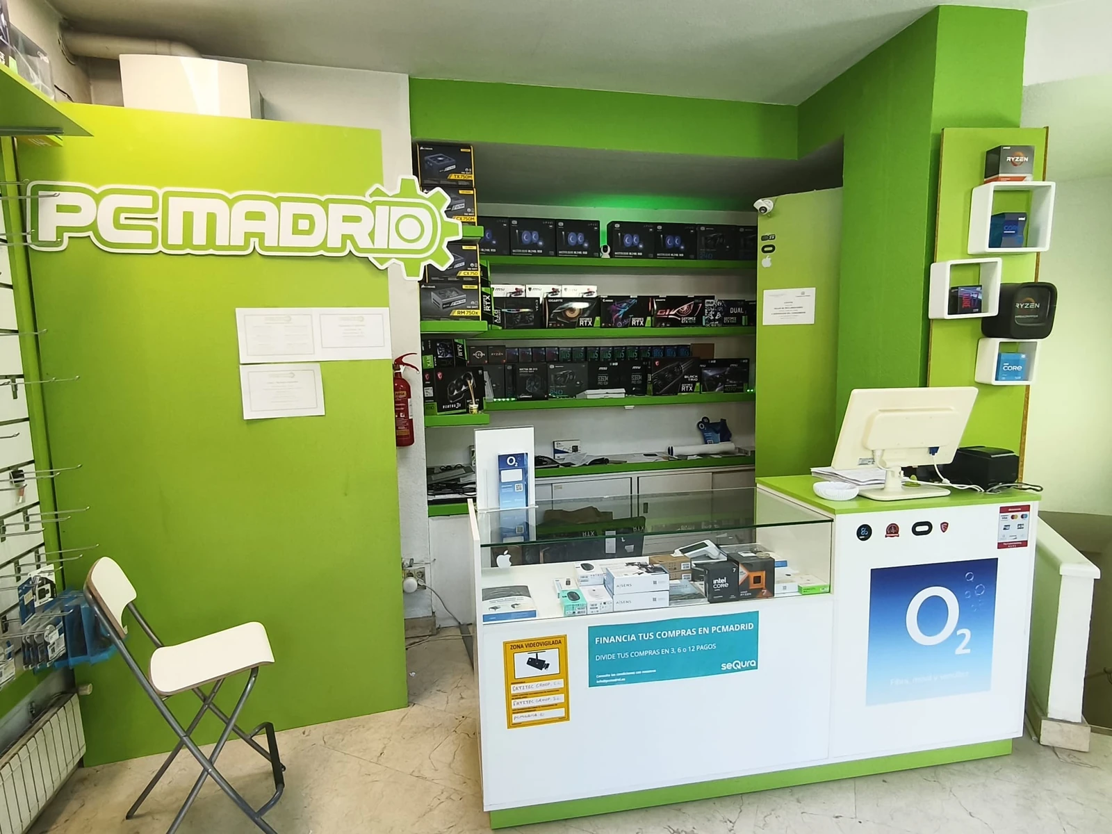 Interior y mostrador de PCMADRID Aravaca