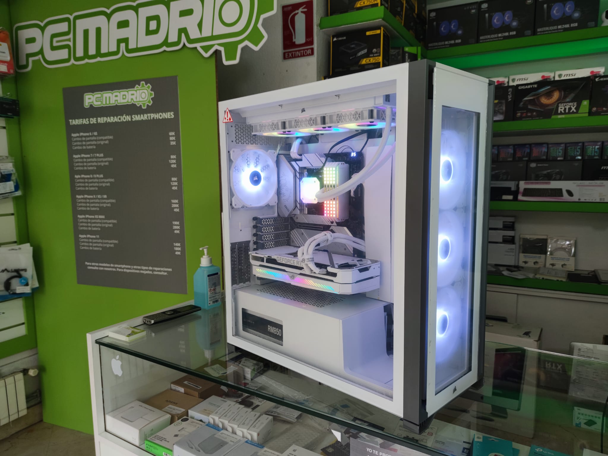 Vista general de un ordenador a medida montado por PCMADRID, con caja blanca e iluminación RGB.
