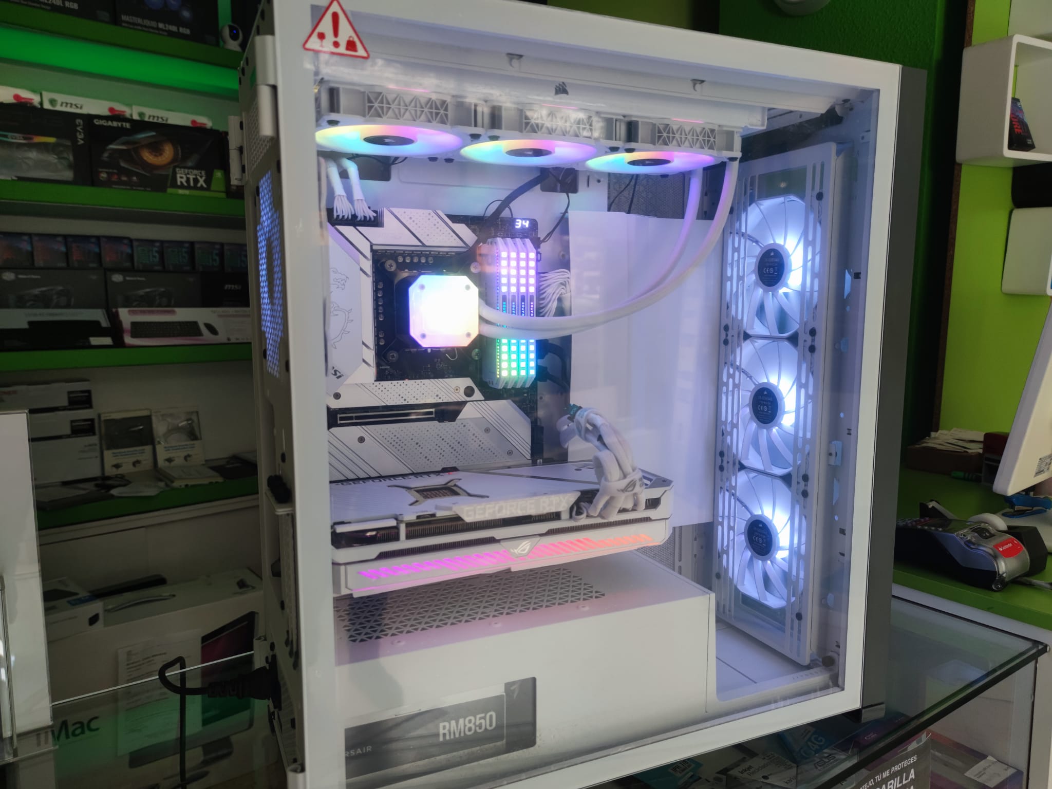 Detalle del interior del PC a medida: refrigeración líquida, memoria y tarjeta gráfica.